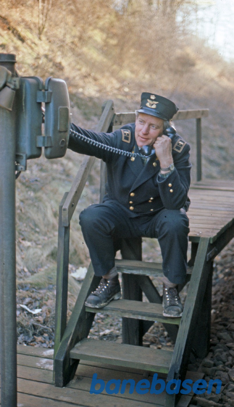 Telefonen ved I-signalet. Lokomotivføreren ringer til Helsingør station og aftaler indrangering til pladsen Telefonen ved I-signalet. Lokomotivføreren ringer til Helsingør station og aftaler indrangering til pladsen