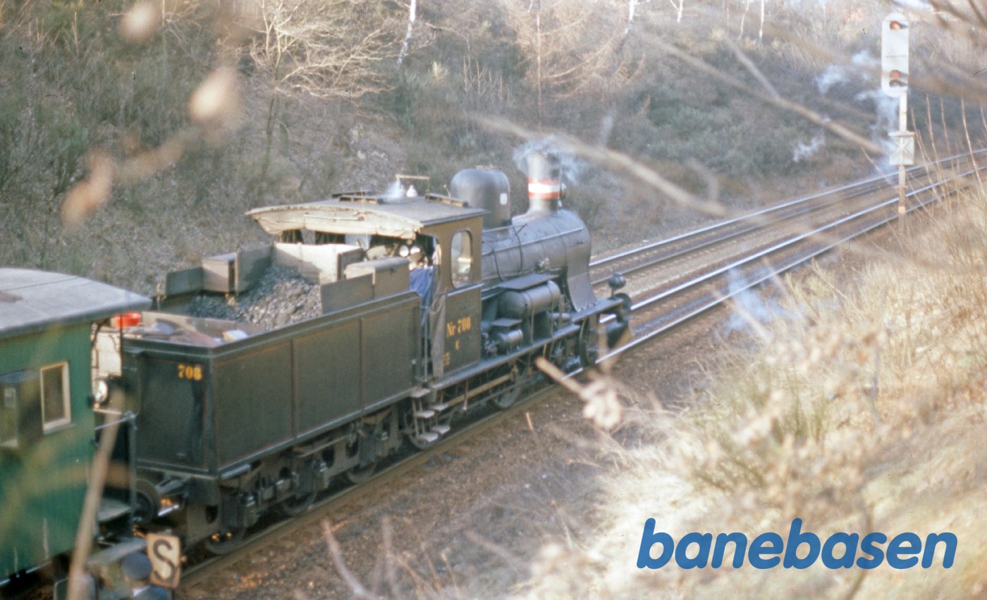 Damplokomotivet holder for stop ved I-signalet Damplokomotivet holder for stop ved I-signalet