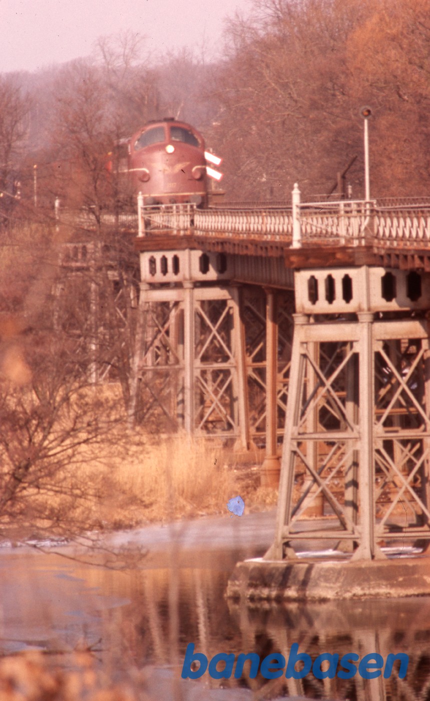 Kystbanetog på vej over Mølleåbroen mod Klampenborg Kystbanetog på vej over Mølleåbroen mod Klampenborg