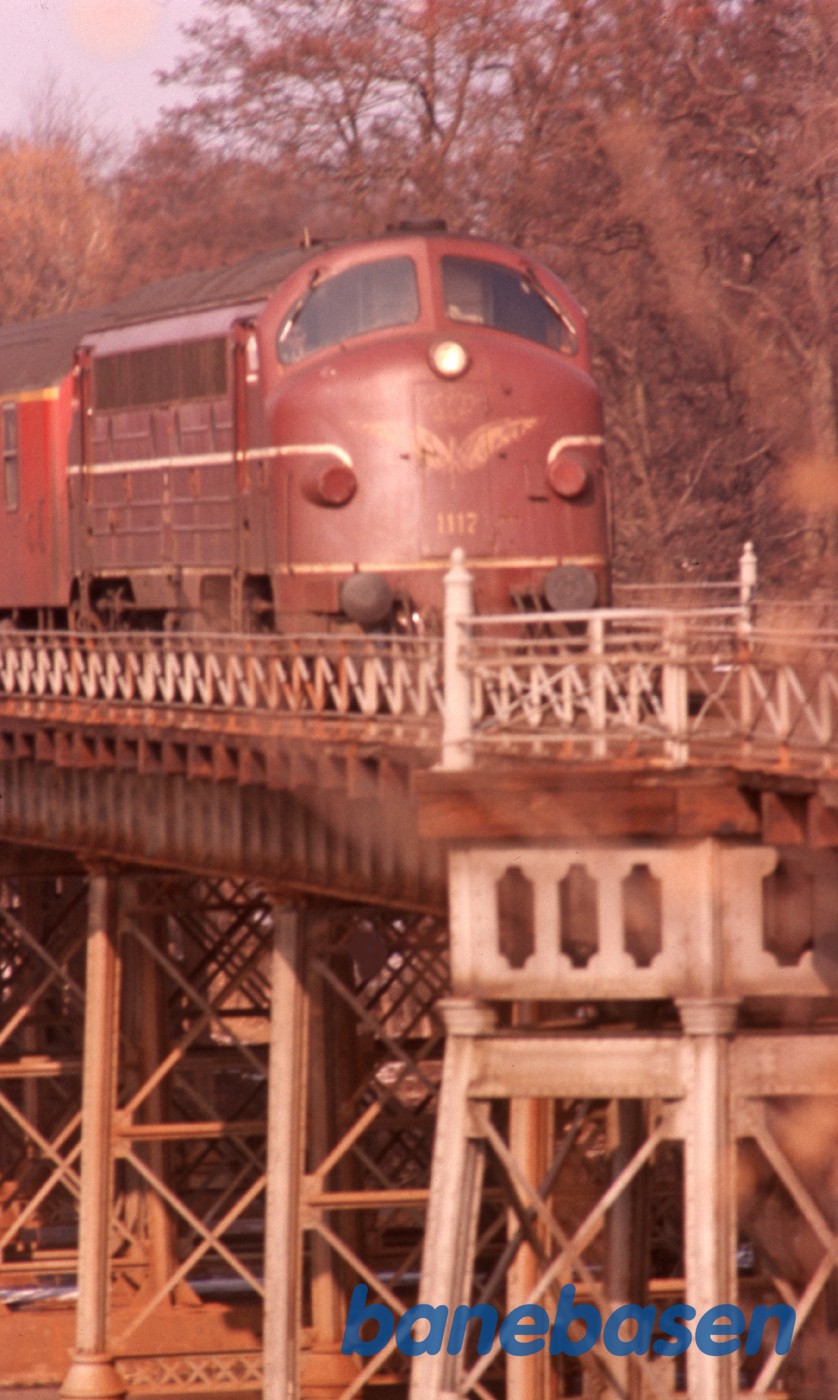 Kystbanetog på vej over Mølleåbroen mod Klampenborg Kystbanetog på vej over Mølleåbroen mod Klampenborg