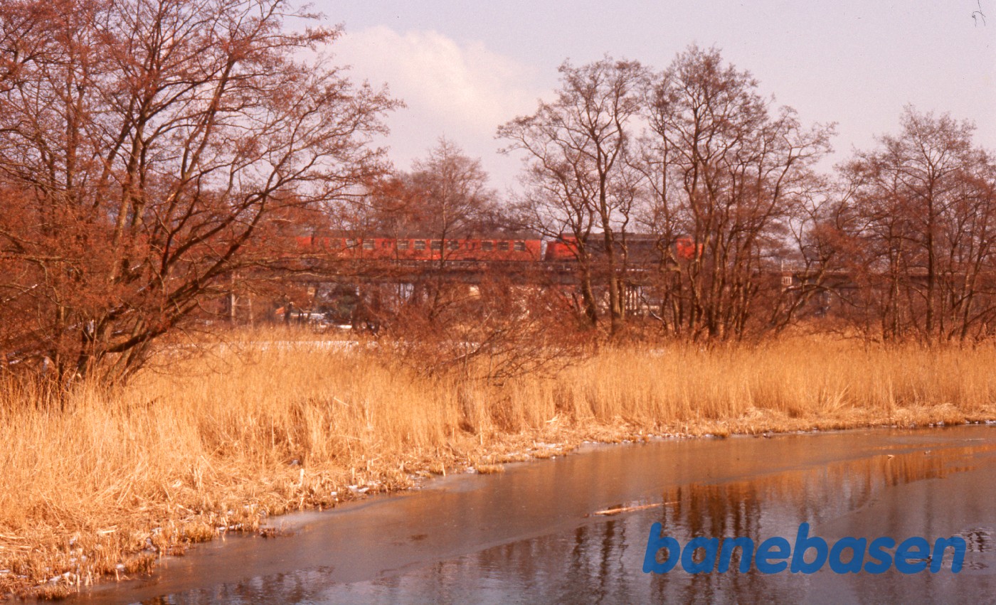 Mølleåbroen set mod øst. Kystbanetog på broen mod Klampenborg Mølleåbroen set mod øst. Kystbanetog på broen mod Klampenborg