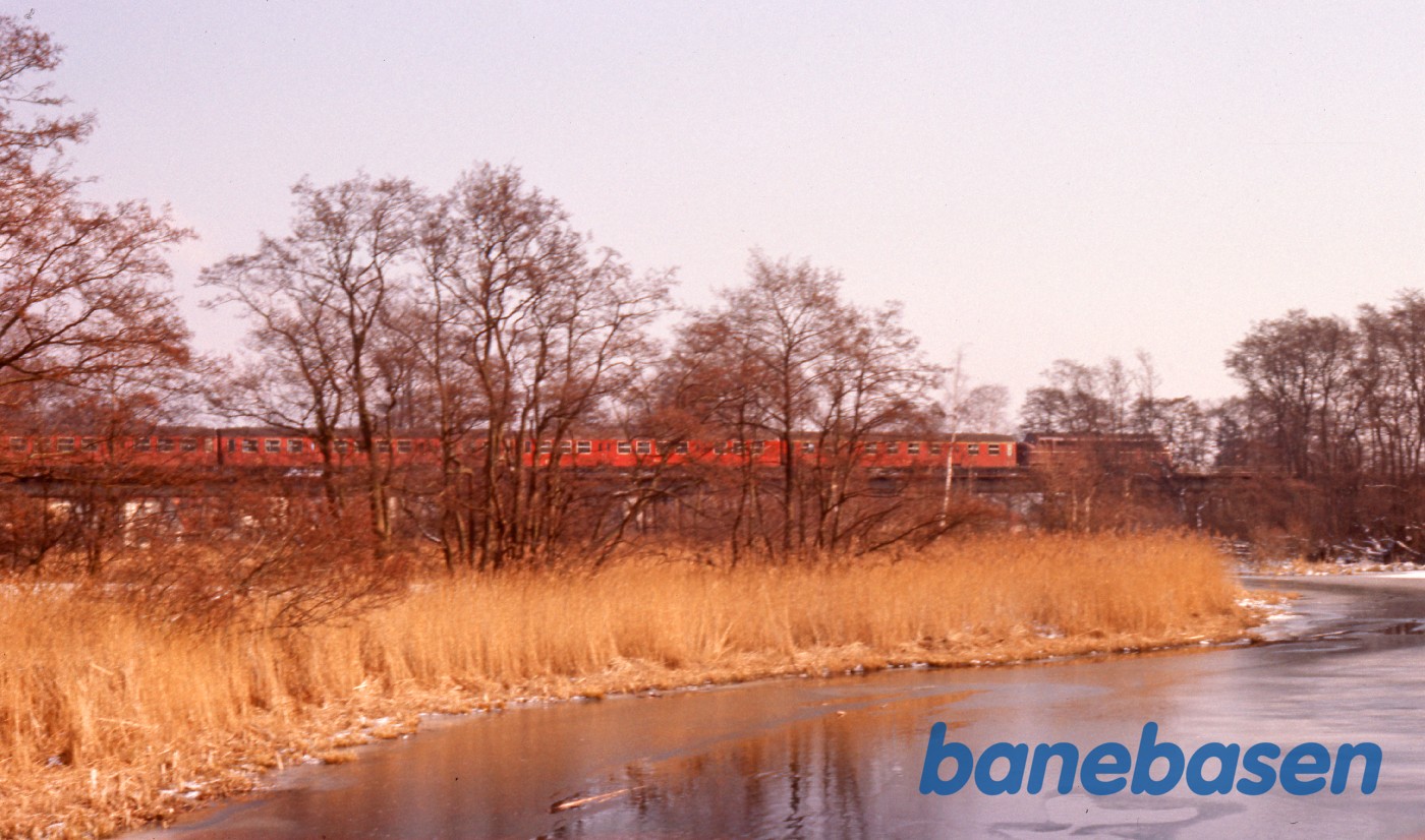 Mølleåbroen set mod øst. Kystbanetog på broen mod Klampenborg Mølleåbroen set mod øst. Kystbanetog på broen mod Klampenborg