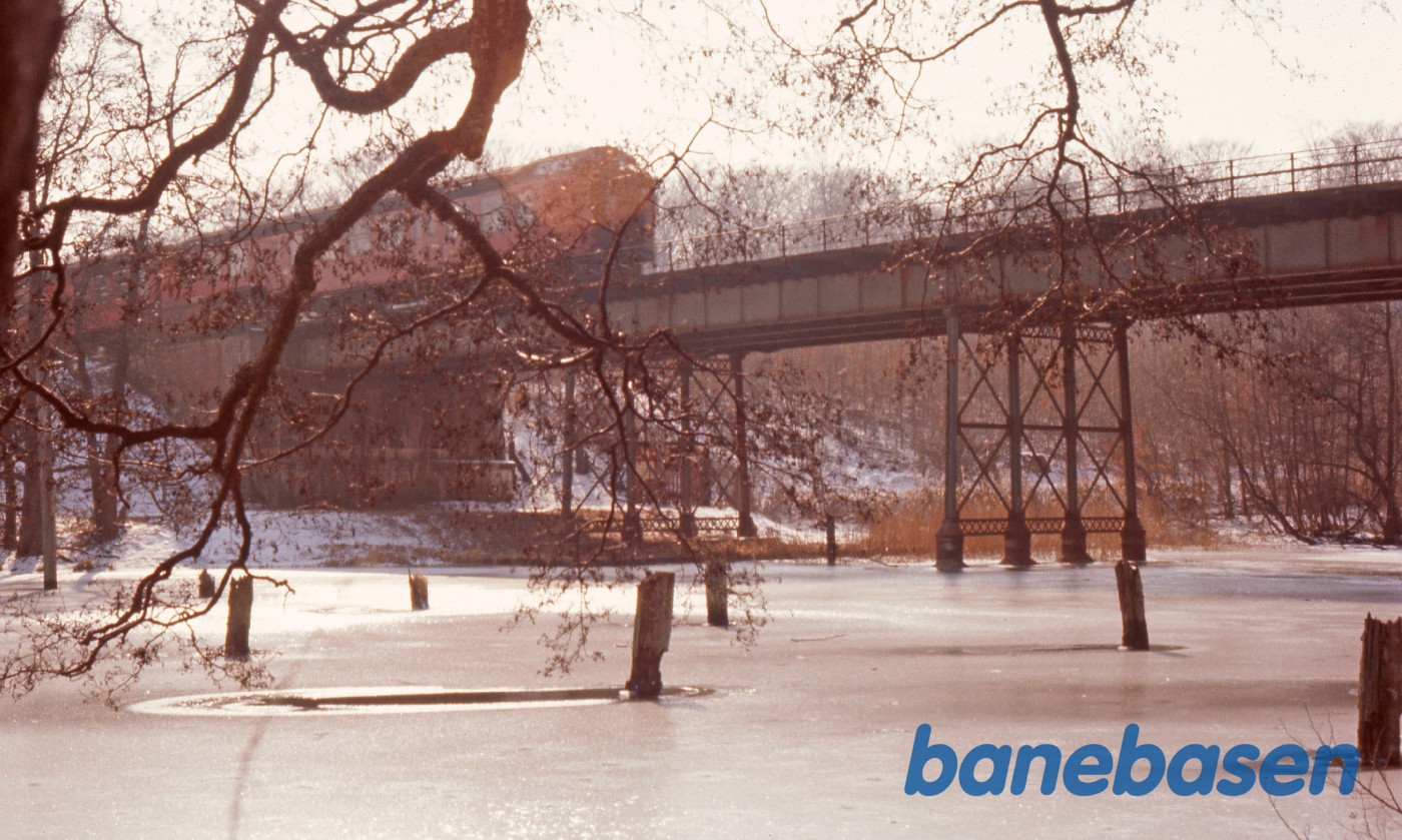 Mølleåbroen set mod vest. Kystbanetog på broen mod Helsingør Mølleåbroen set mod vest. Kystbanetog på broen mod Helsingør