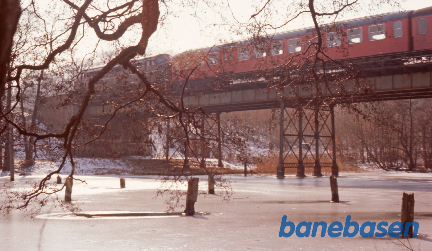 Mølleåbroen set mod vest. Kystbanetog på broen mod Helsingør Mølleåbroen set mod vest. Kystbanetog på broen mod Helsingør