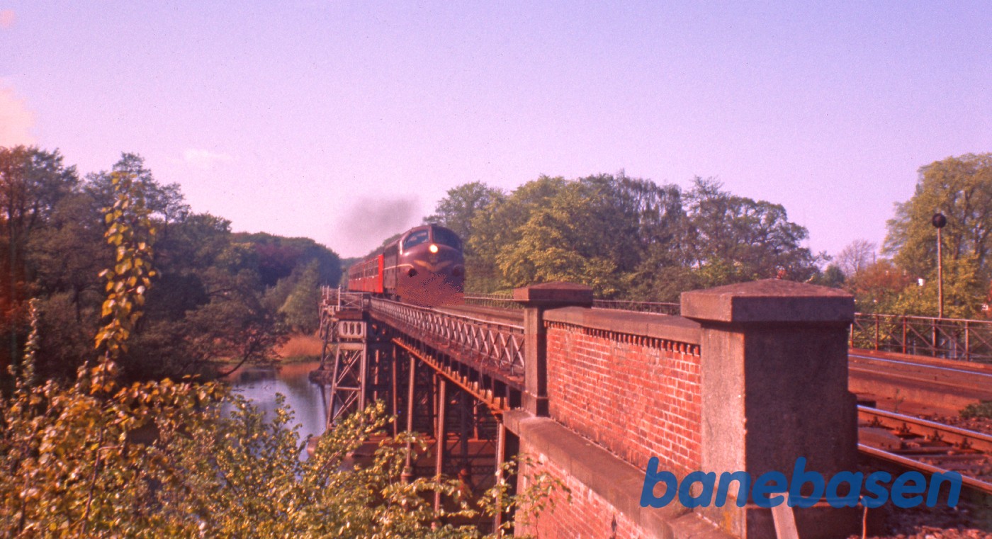 Kystbanetog på vej over Mølleåbroen mod Klampenborg Kystbanetog på vej over Mølleåbroen mod Klampenborg