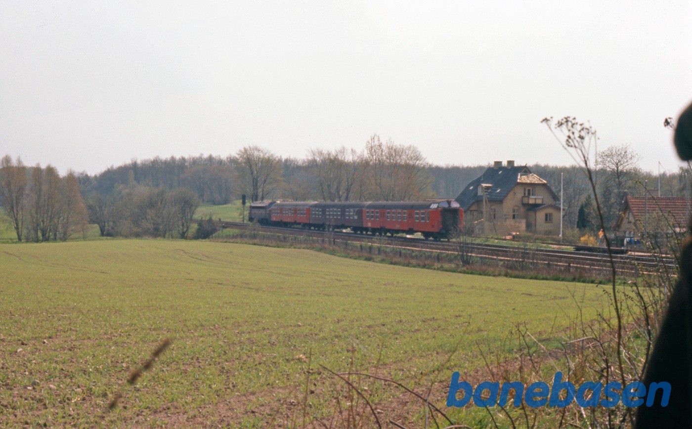 Foto af kystbanetog på vej mod København, taget lige bag Rungsted Remise Foto af kystbanetog på vej mod København, taget lige bag Rungsted Remise