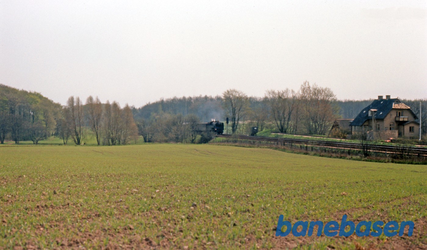 Foto af damptoget på vej mod Rungsted, taget lige bag Rungsted Remise Foto af damptoget på vej mod Rungsted, taget lige bag Rungsted Remise