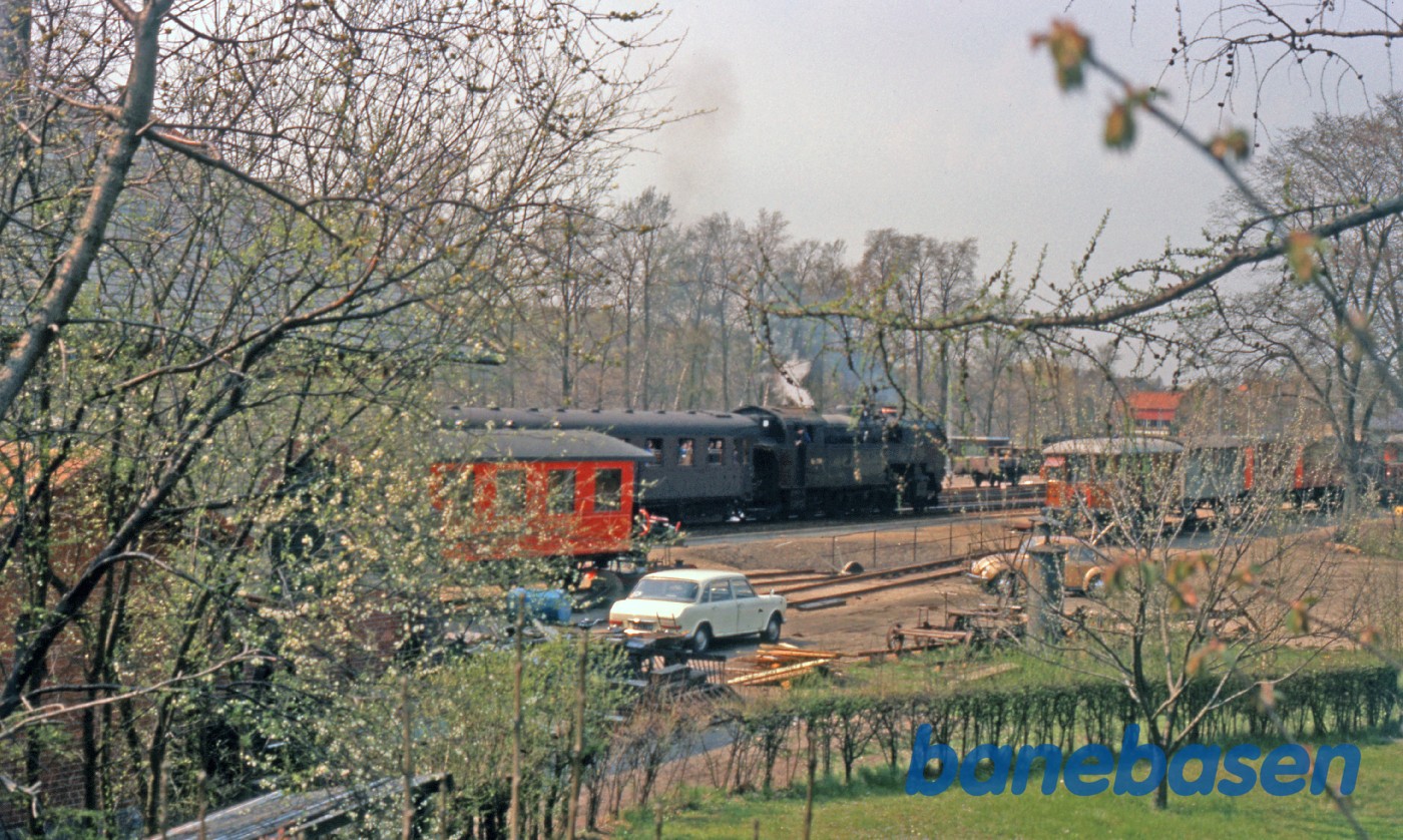 Foto af damptoget på vej mod Rungsted, taget lige bag Rungsted Remise Foto af damptoget på vej mod Rungsted, taget lige bag Rungsted Remise