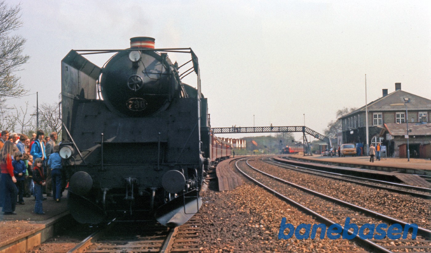 Damptoget ved perron 1 afventer overhaling af Kystbanetog i spor 2 Damptoget ved perron 1 afventer overhaling af Kystbanetog i spor 2