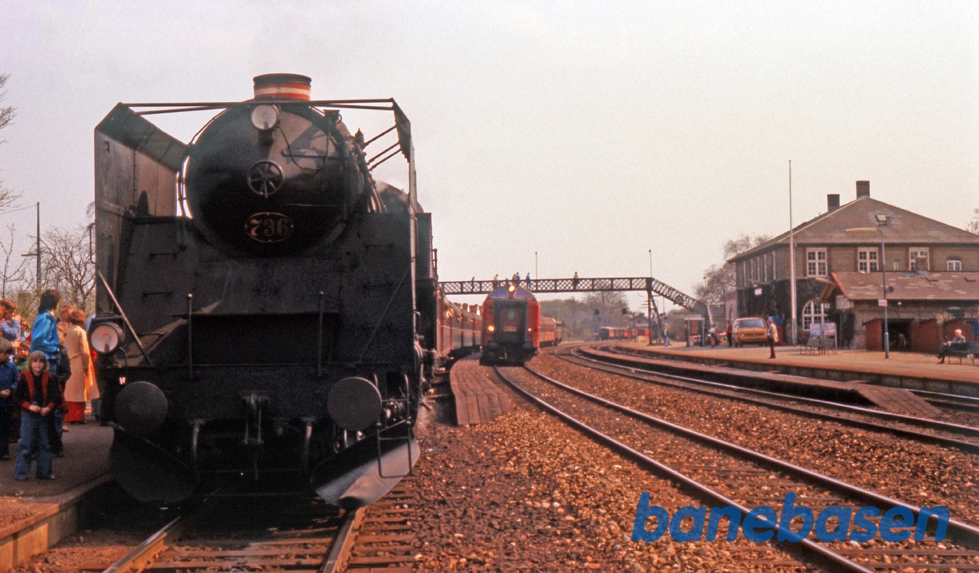 Damptoget ved perron 1 afventer overhaling af Kystbanetog i spor 2 Damptoget ved perron 1 afventer overhaling af Kystbanetog i spor 2