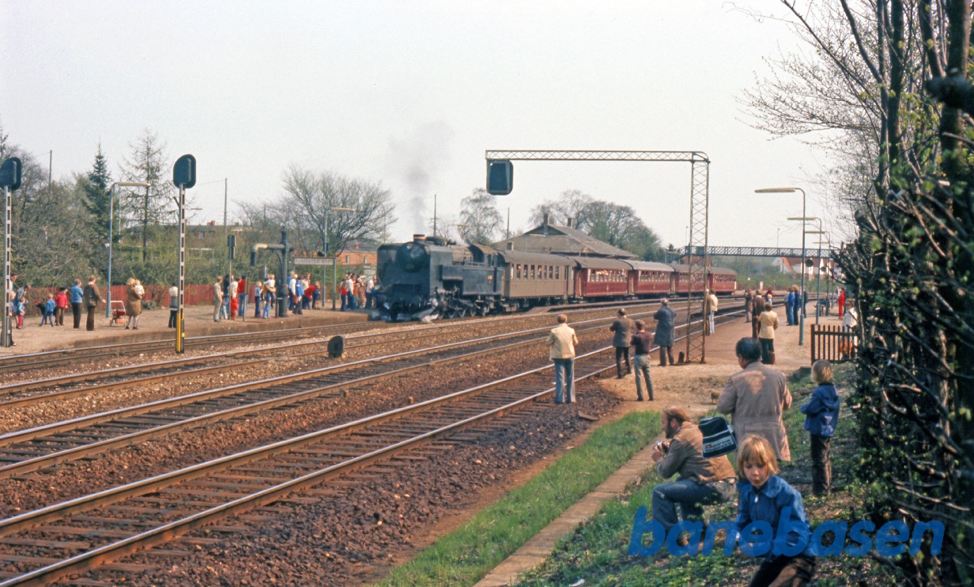 Damptoget ved perron 1 er klar til at køre videre mod Helsingør Damptoget ved perron 1 er klar til at køre videre mod Helsingør