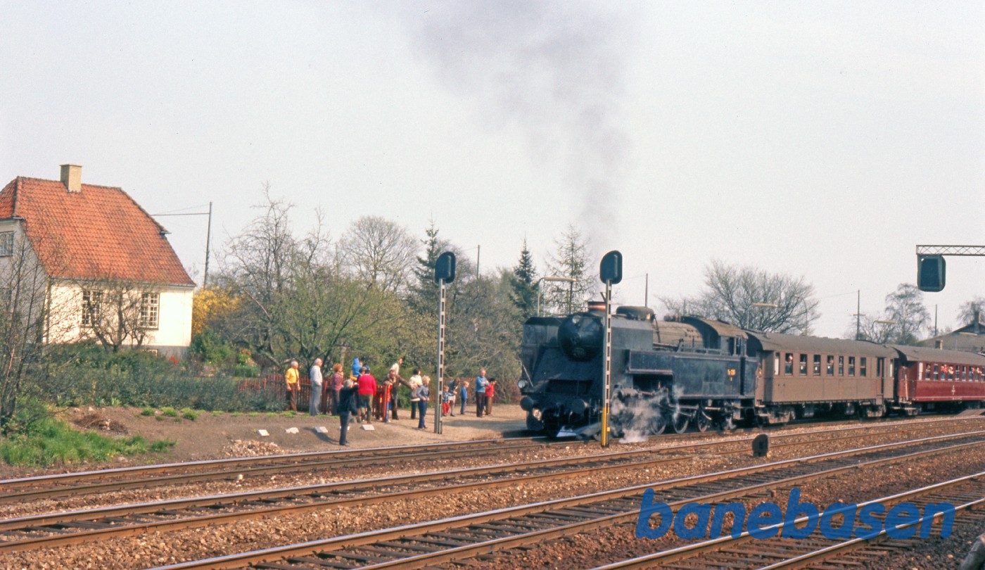 Damptoget ved perron 1 er klar til at køre videre mod Helsingør Damptoget ved perron 1 er klar til at køre videre mod Helsingør