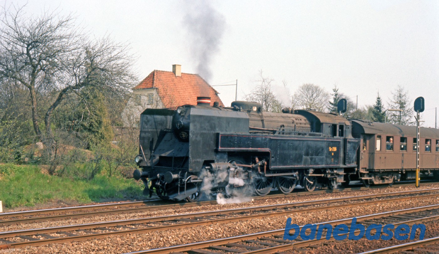 Damptoget ved perron 1 er klar til at køre videre mod Helsingør Damptoget ved perron 1 er klar til at køre videre mod Helsingør