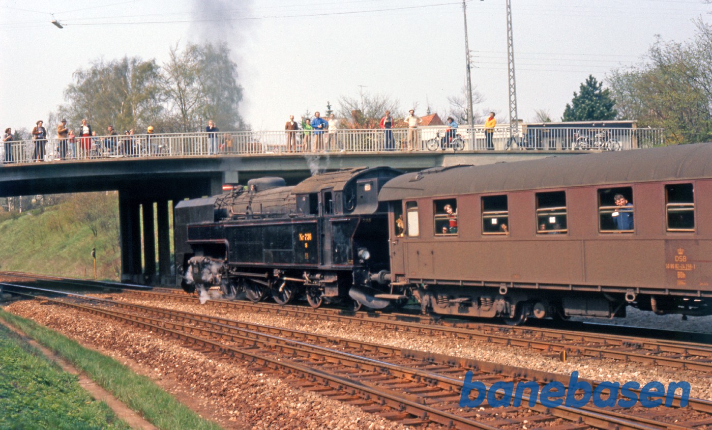 Damptoget ved perron 1 er klar til at køre videre mod Helsingør Damptoget ved perron 1 er klar til at køre videre mod Helsingør