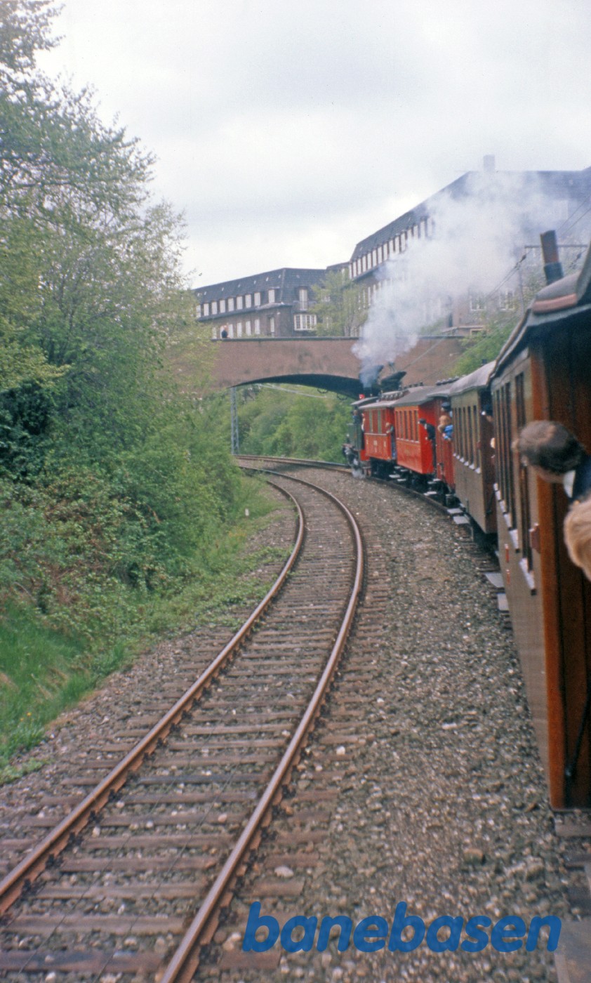 Foto op langs toget på godsforbindelses sporet mod Frederiksberg Foto op langs toget på godsforbindelses sporet mod Frederiksberg