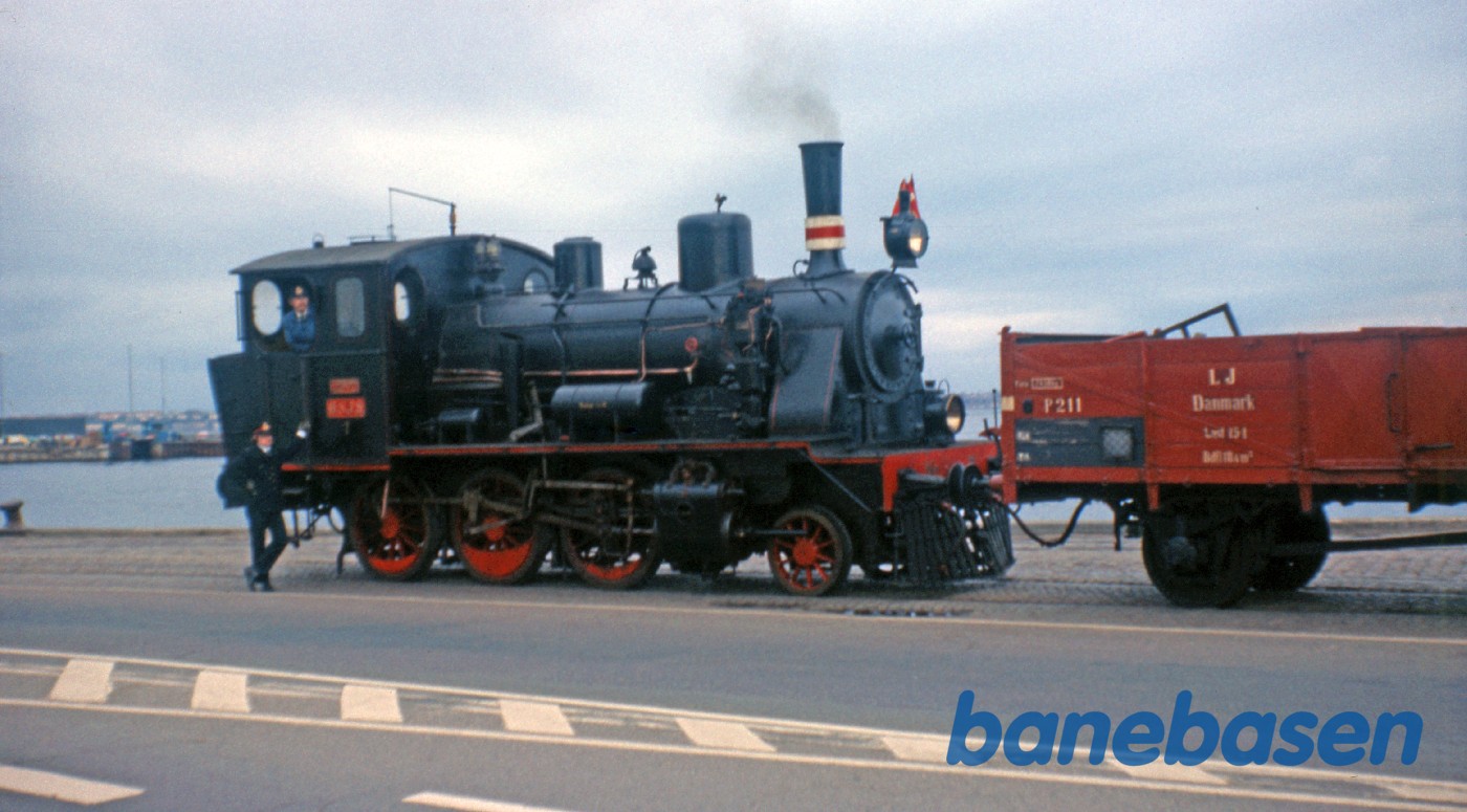 Nr. 7 med godsvogn på vej over havnen i Helsingør Nr. 7 med godsvogn på vej over havnen i Helsingør