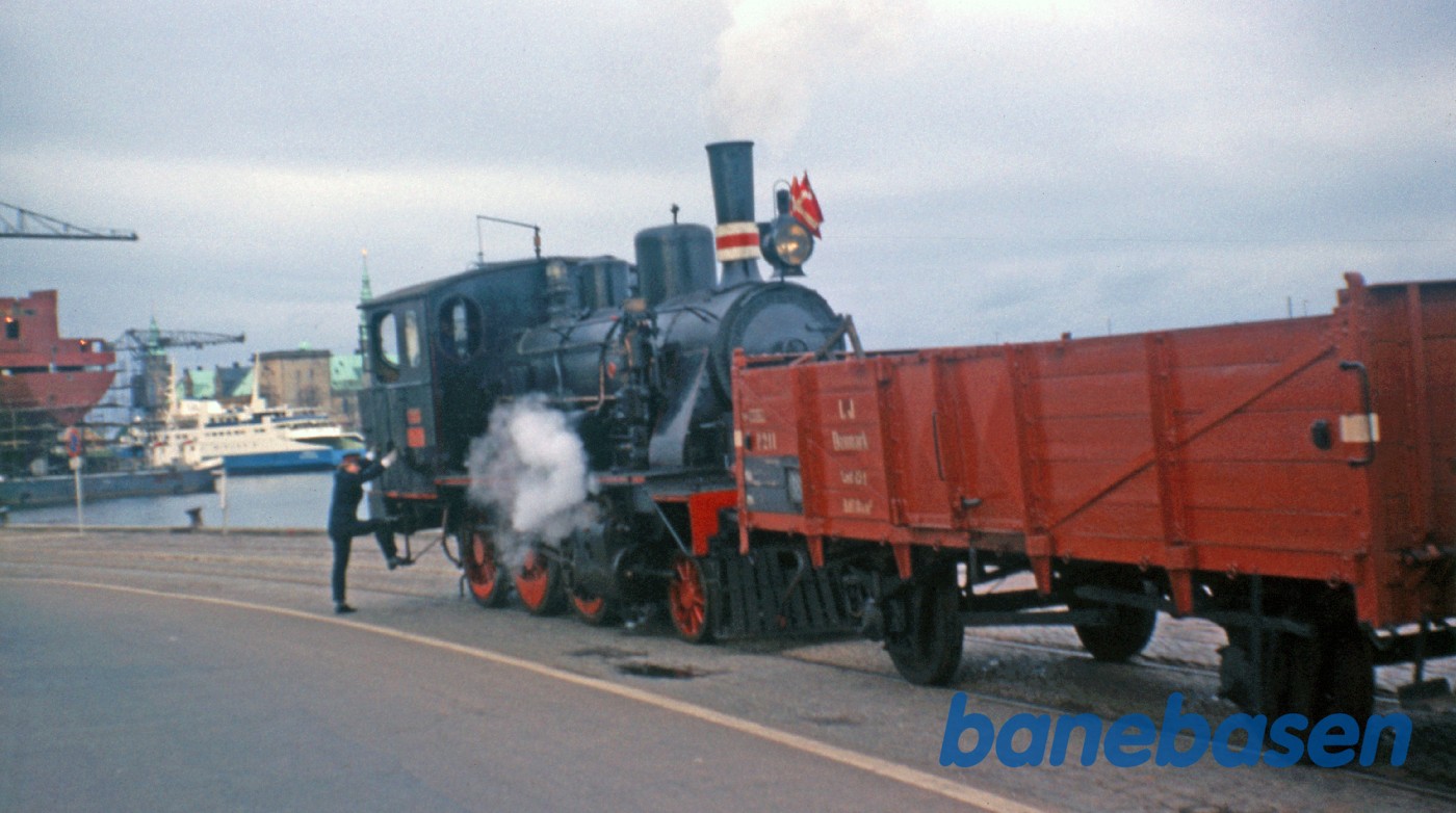 Nr. 7 med godsvogn på vej over havnen i Helsingør Nr. 7 med godsvogn på vej over havnen i Helsingør
