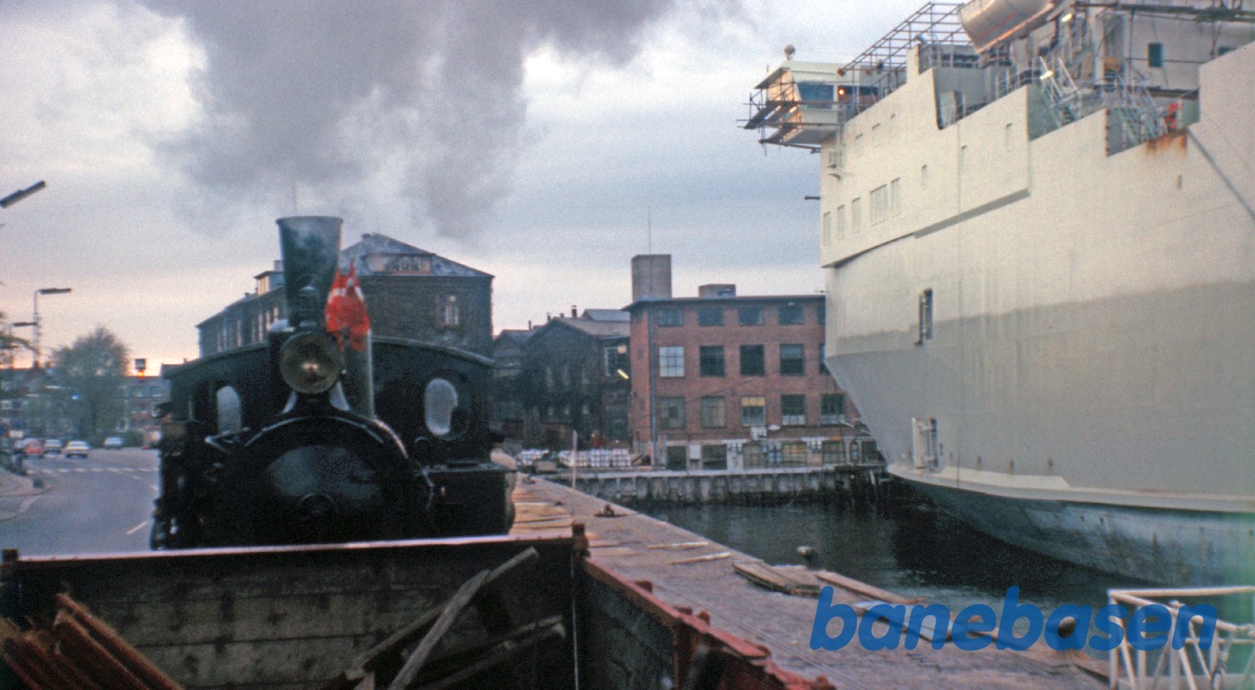 Nr. 7 med godsvogn på vej over havnen i Helsingør Nr. 7 med godsvogn på vej over havnen i Helsingør