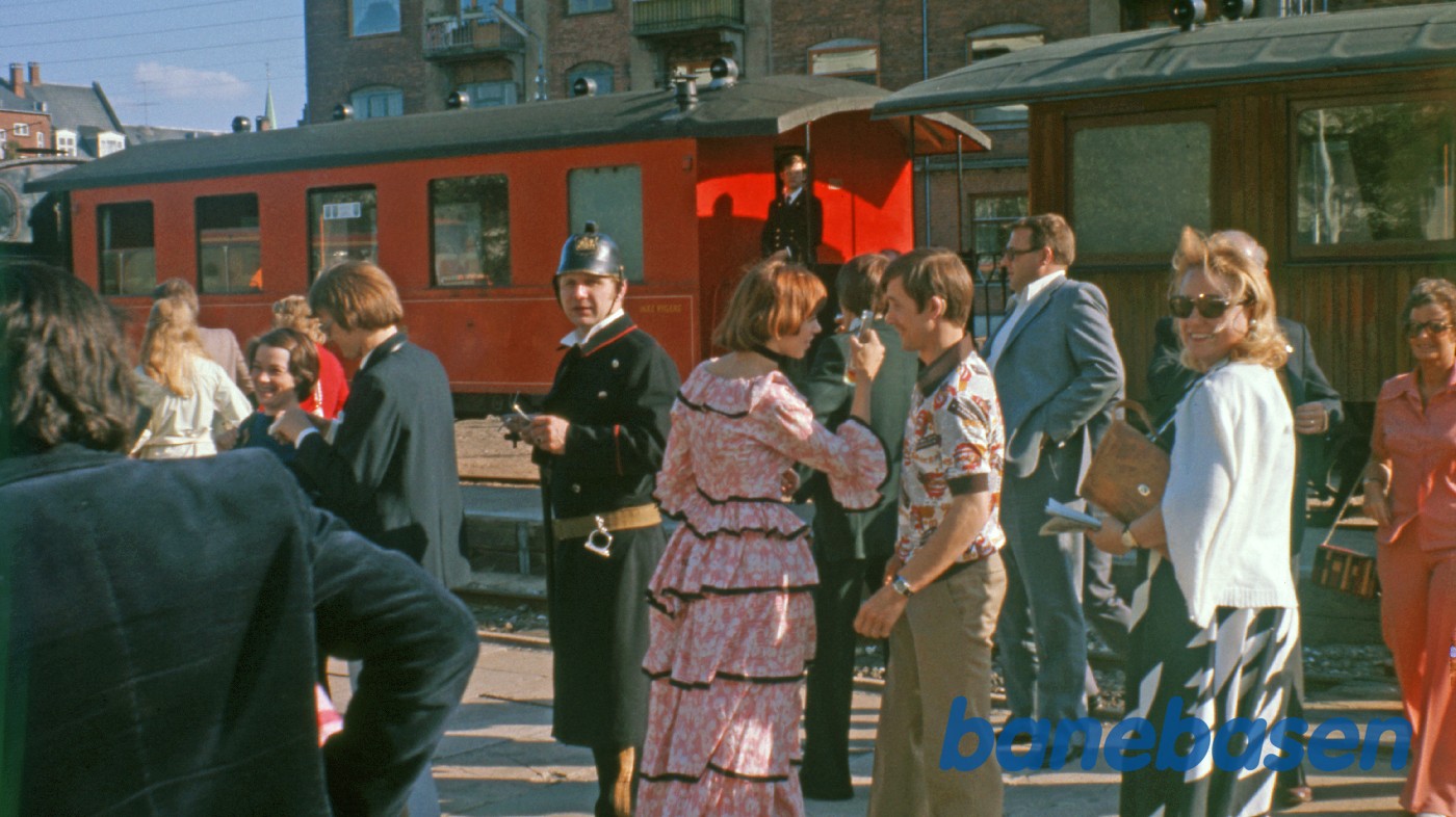 Veterantoget holder på Grønnehave station med mange glade rejsende Veterantoget holder på Grønnehave station med mange glade rejsende