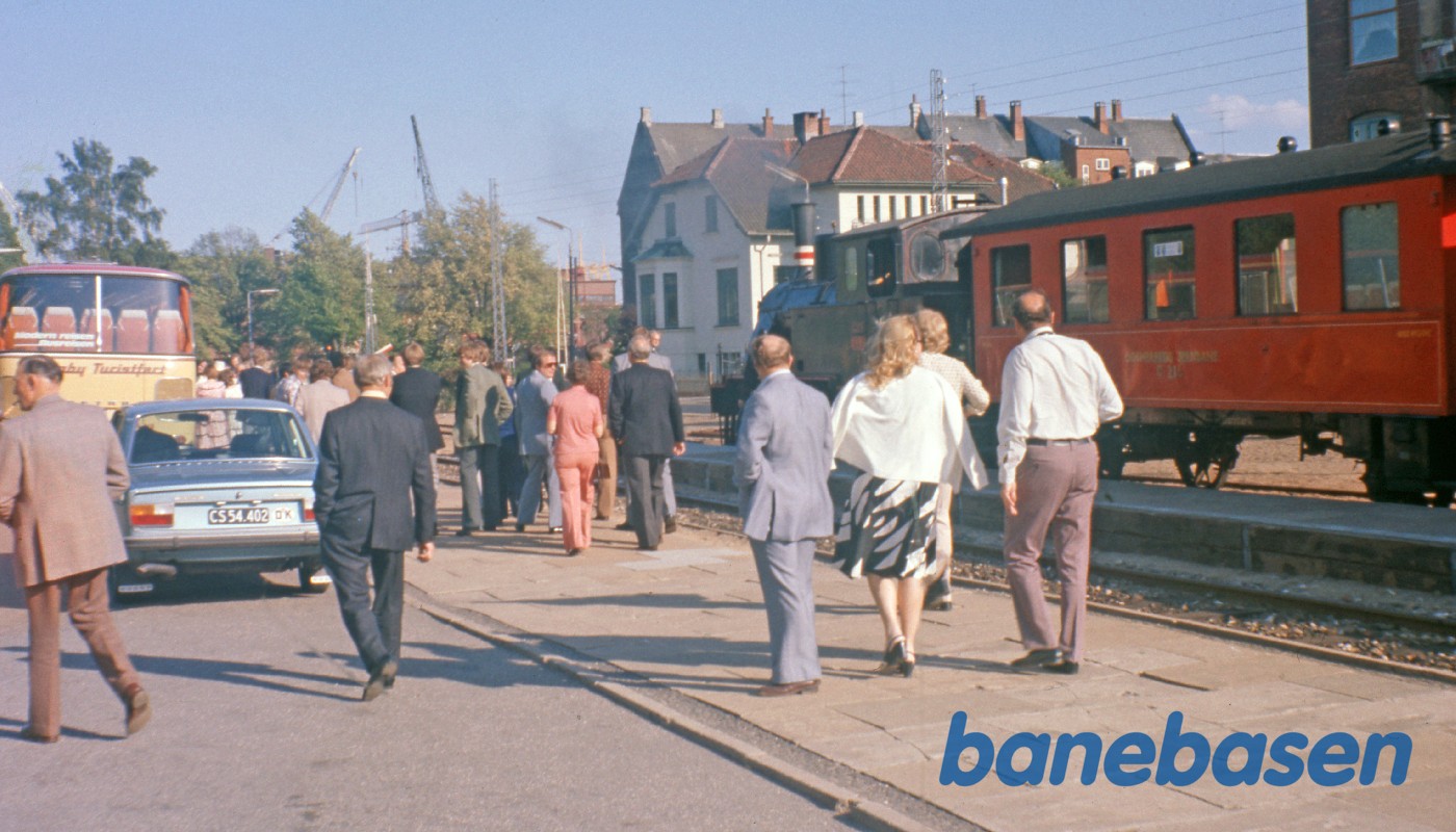 Veterantoget holder på Grønnehave station med mange glade rejsende Veterantoget holder på Grønnehave station med mange glade rejsende