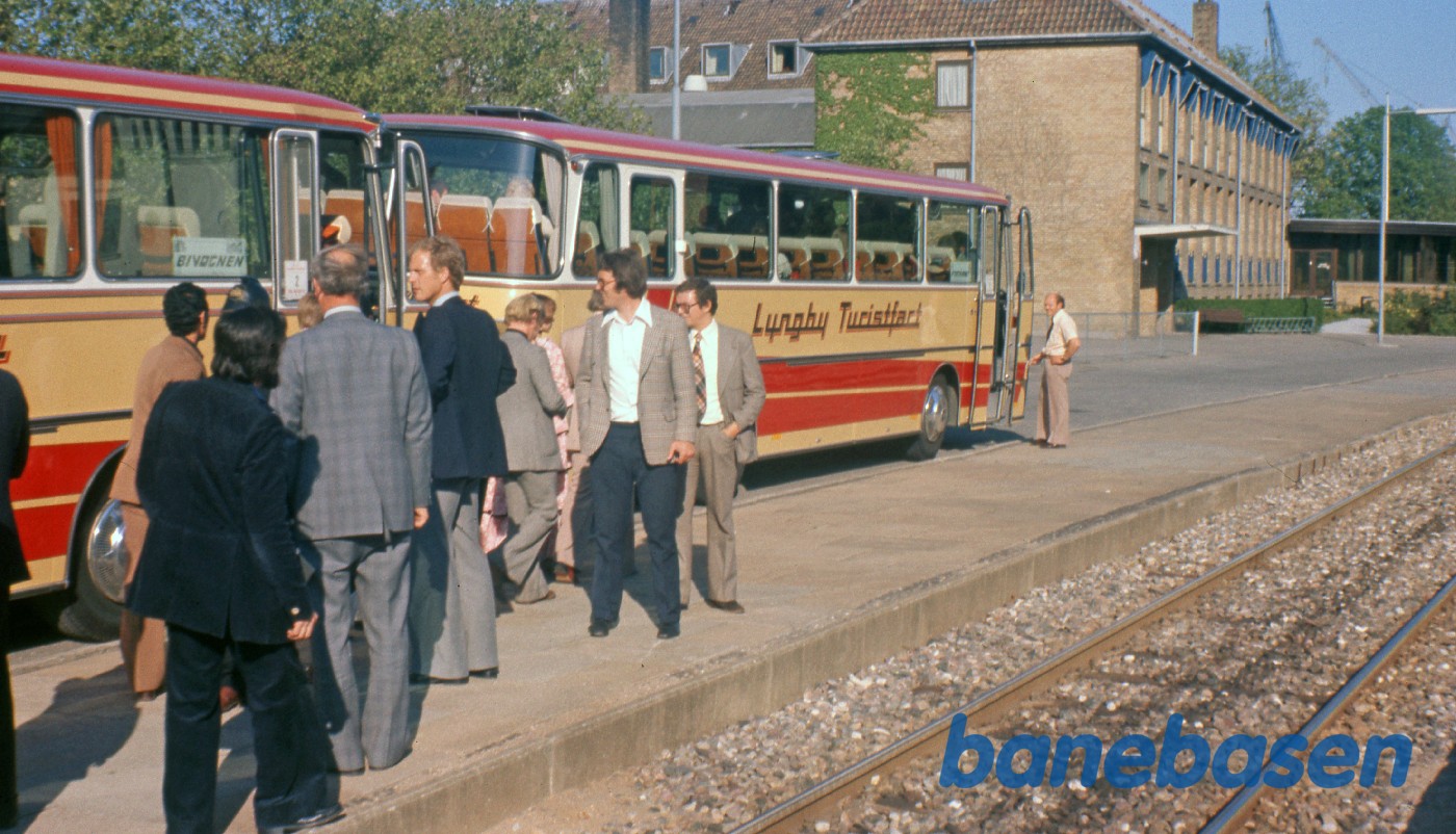 Veterantoget holder på Grønnehave station. Busserne holder og venter på de mange glade rejsende Veterantoget holder på Grønnehave station. Busserne holder og venter på de mange glade rejsende