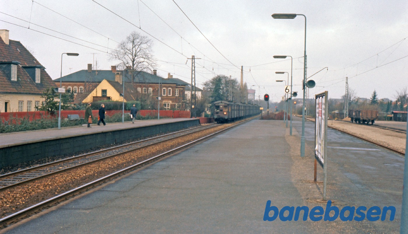 Brunt S-tog mod København på vej ind på stationen Brunt S-tog mod København på vej ind på stationen