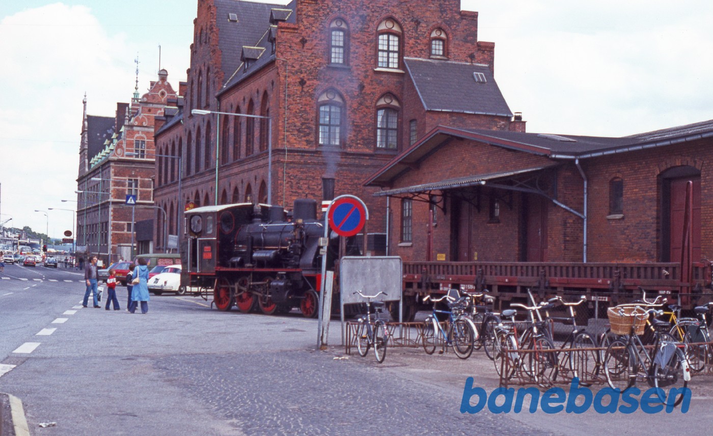 Nr. 7 med godsvogne ved posthuset, på vej over havnen til Grønnehave Nr. 7 med godsvogne ved posthuset, på vej over havnen til Grønnehave