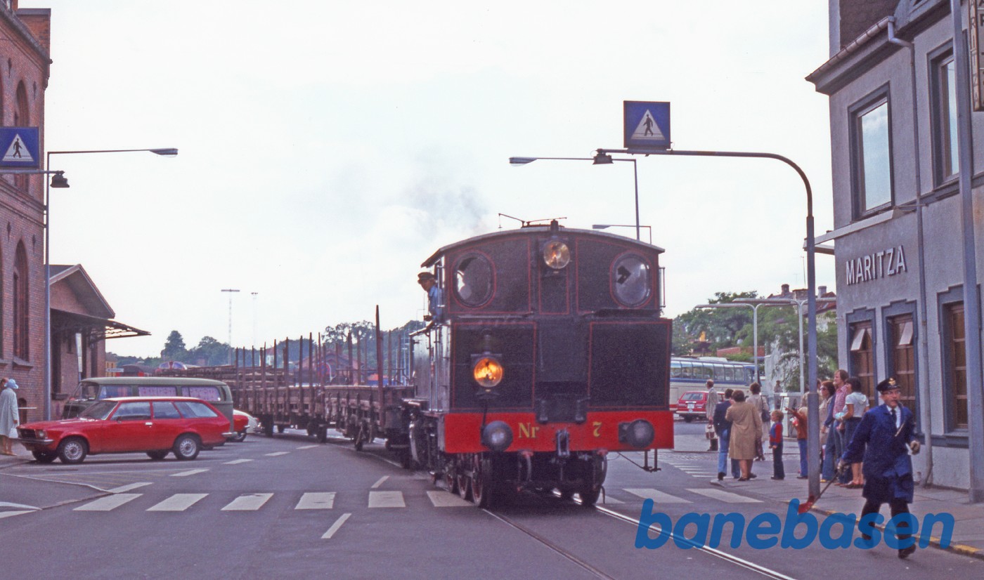 Nr. 7 med godsvogne ved posthuset, på vej over havnen til Grønnehave Nr. 7 med godsvogne ved posthuset, på vej over havnen til Grønnehave