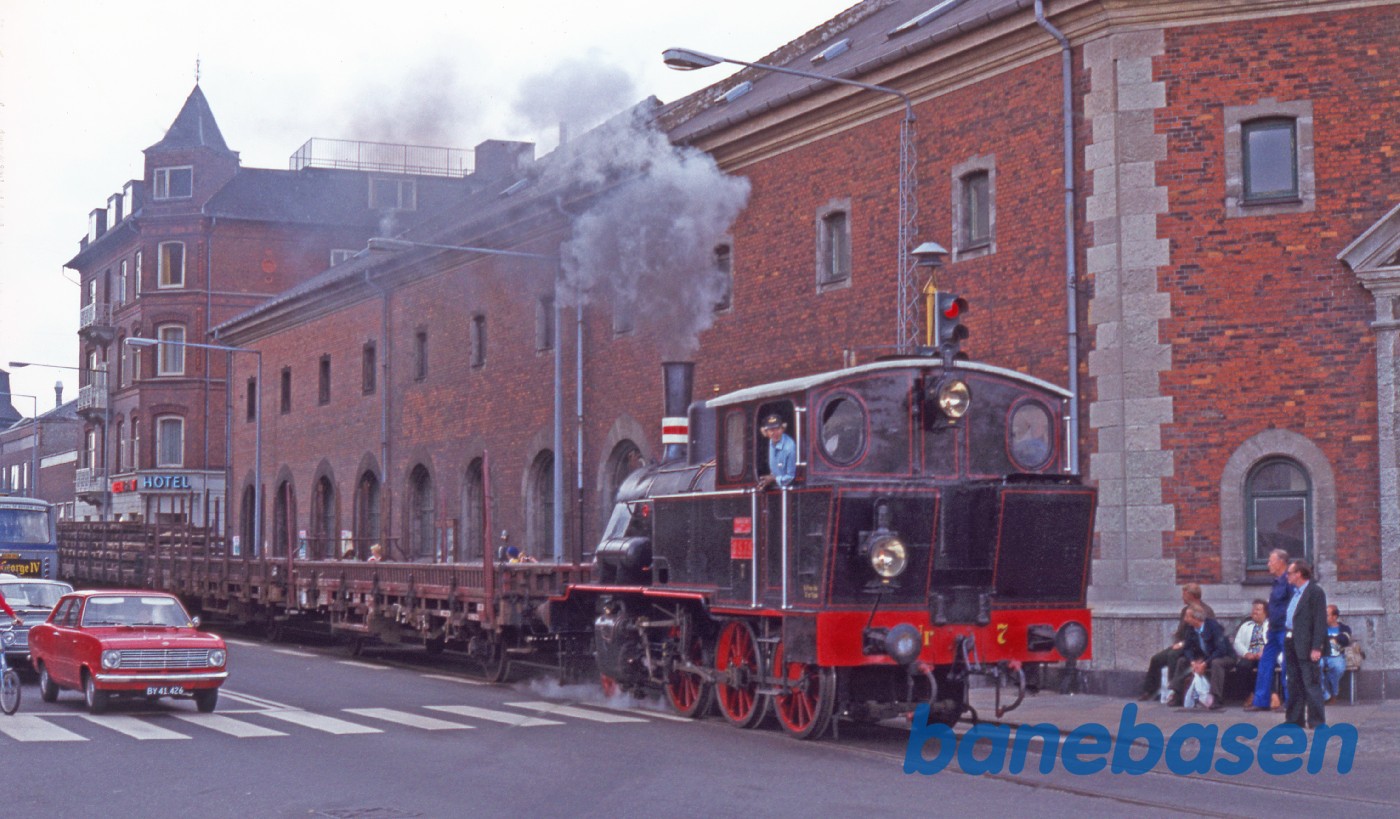 Nr. 7 med godsvogne ved toldkammeret, på vej over havnen til Grønnehave Nr. 7 med godsvogne ved toldkammeret, på vej over havnen til Grønnehave