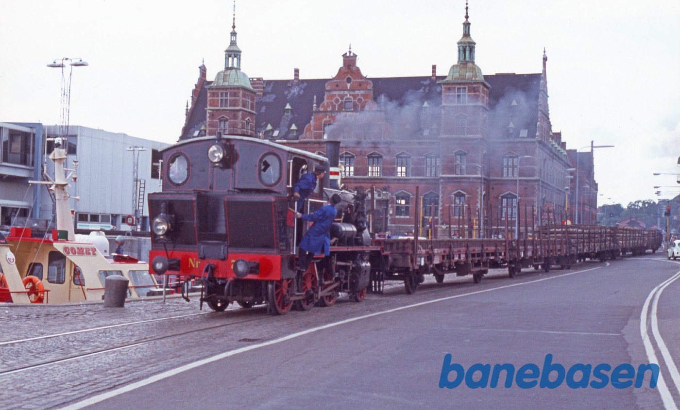 Nr. 7 med godsvogne på vej over havnen til Grønnehave Nr. 7 med godsvogne på vej over havnen til Grønnehave