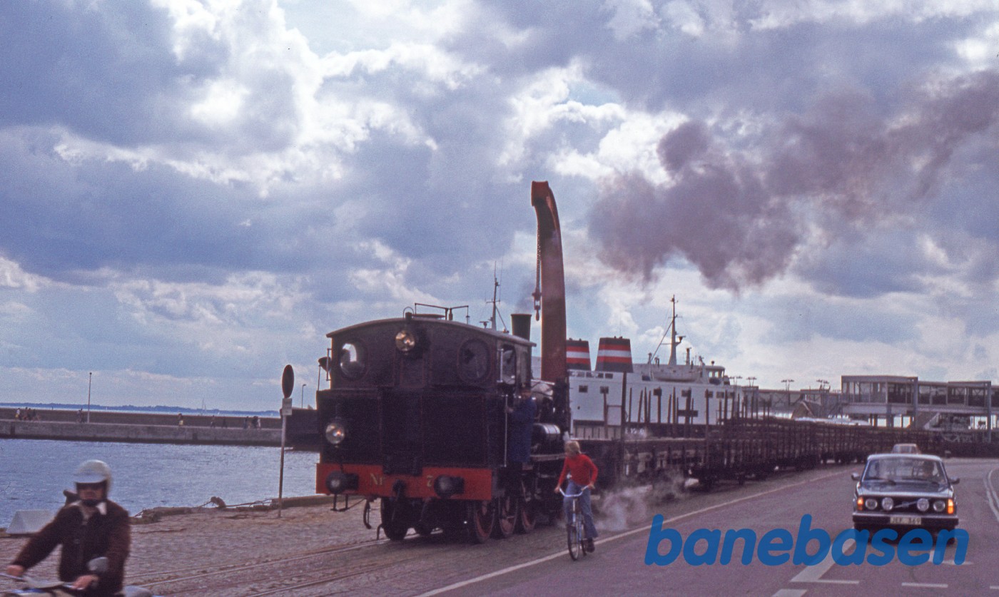Nr. 7 med godsvogne på vej over havnen til Grønnehave Nr. 7 med godsvogne på vej over havnen til Grønnehave
