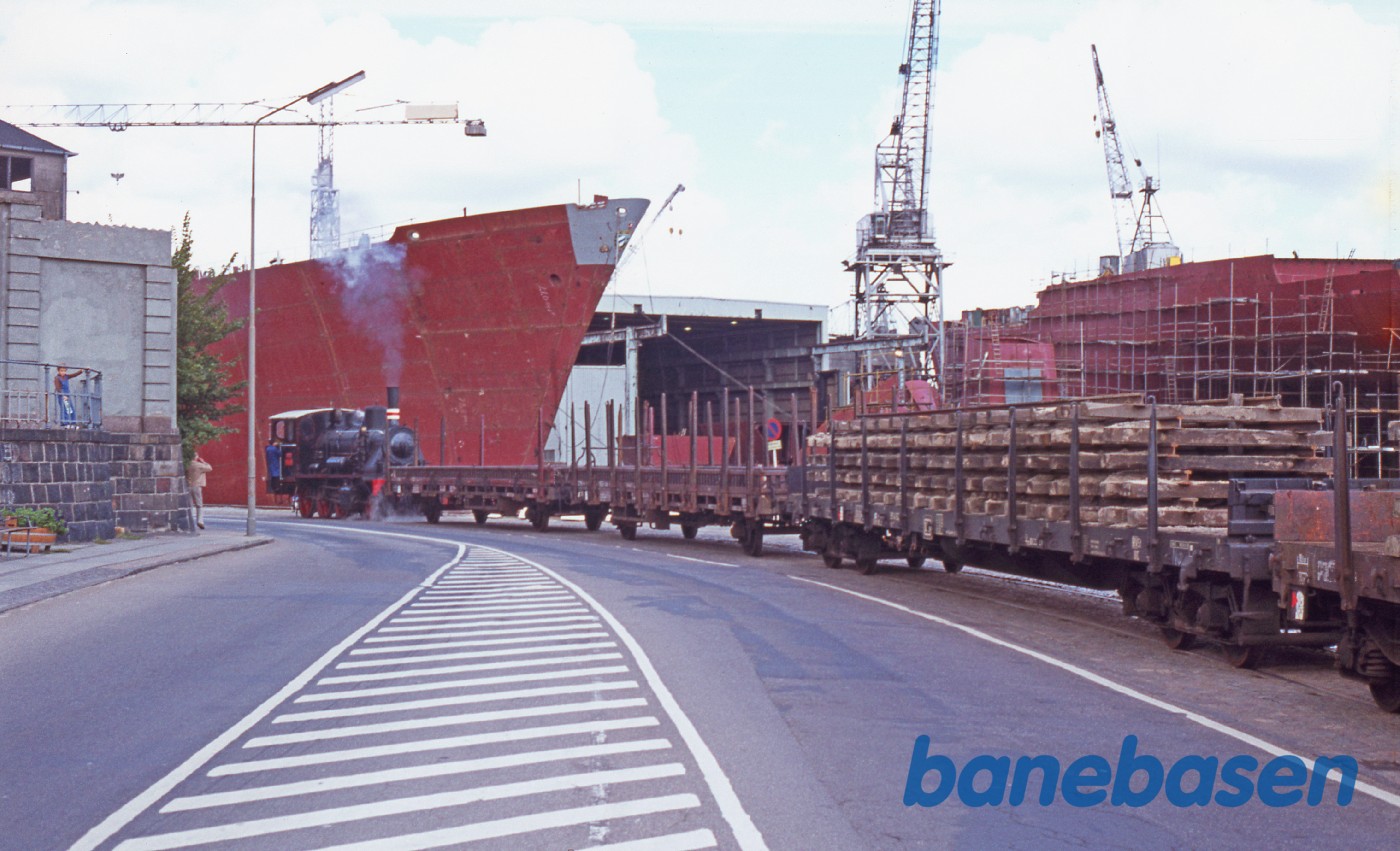 Nr. 7 med godsvogne på vej over havnen til Grønnehave Nr. 7 med godsvogne på vej over havnen til Grønnehave