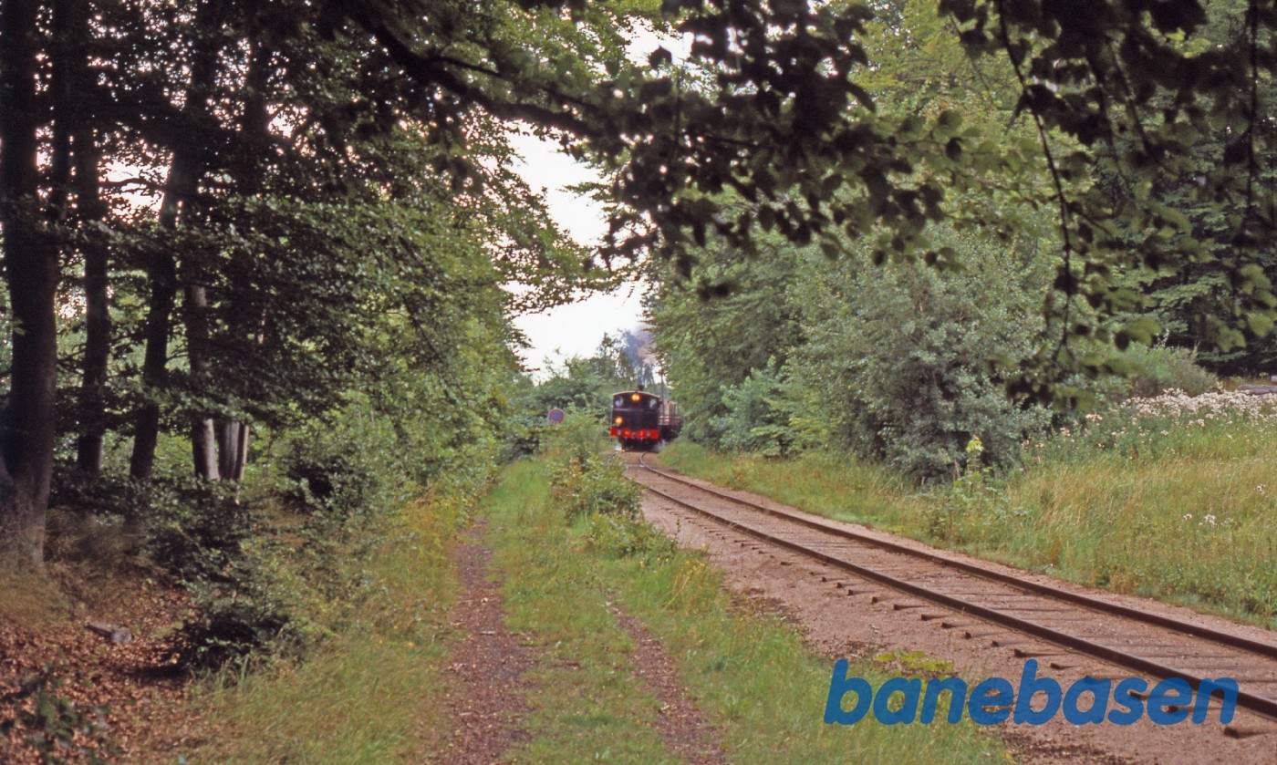 Nr. 7 med godsvogne på vej op af bakken mod Hellebækskoven Nr. 7 med godsvogne på vej op af bakken mod Hellebækskoven