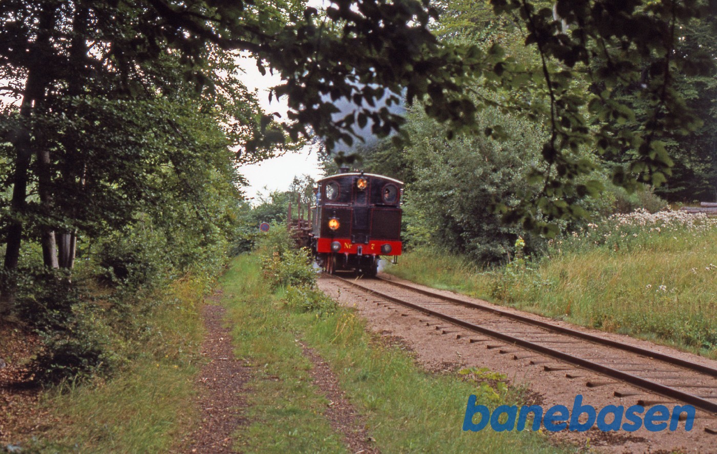 Nr. 7 med godsvogne på vej op af bakken mod Hellebækskoven Nr. 7 med godsvogne på vej op af bakken mod Hellebækskoven