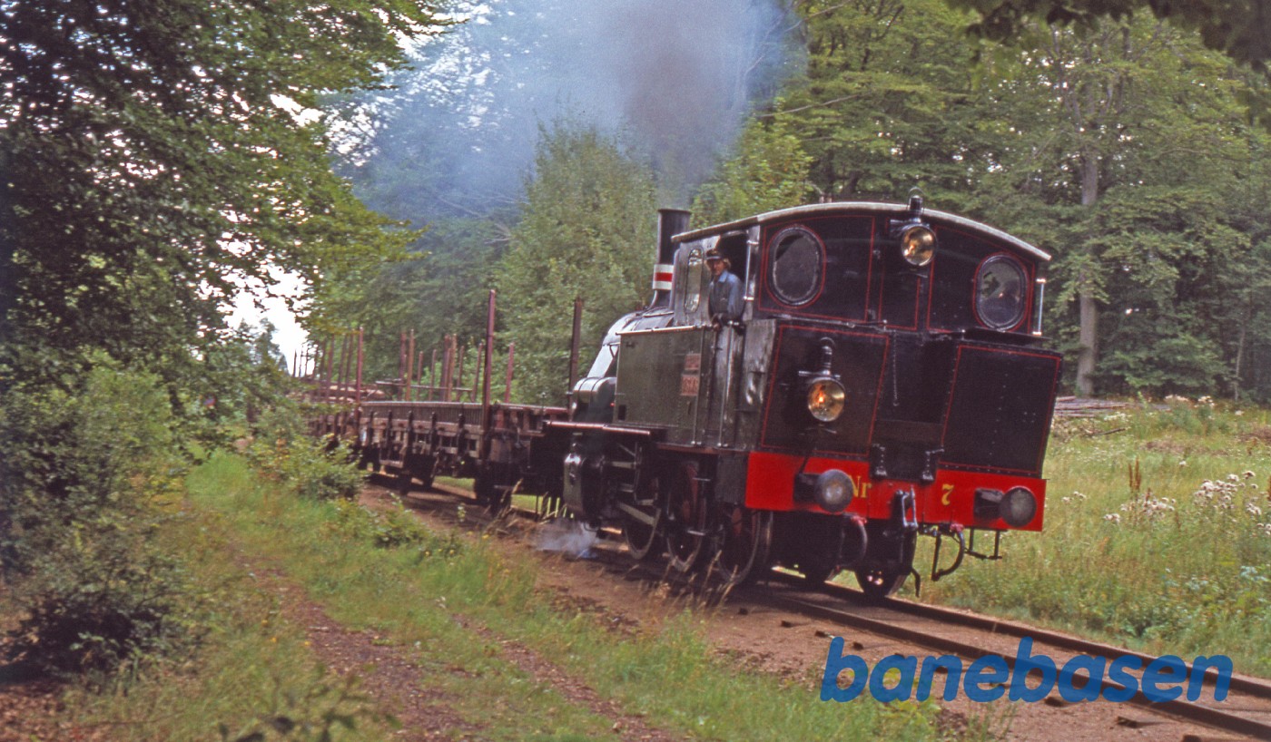 Nr. 7 med godsvogne på vej op af bakken mod Hellebækskoven Nr. 7 med godsvogne på vej op af bakken mod Hellebækskoven