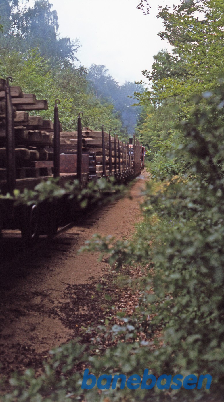 Nr. 7 med godsvogne på vej op af bakken mod Hellebækskoven Nr. 7 med godsvogne på vej op af bakken mod Hellebækskoven