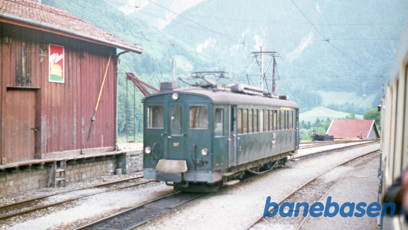 Et sted på strækningen Interlaken - Spiez - Zweisimmen - Montreux Et sted på strækningen Interlaken - Spiez - Zweisimmen - Montreux