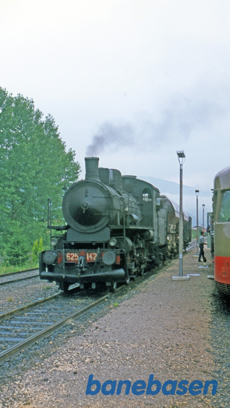 Den brune skinnebus krydser med damplokomotiv Den brune skinnebus krydser med damplokomotiv