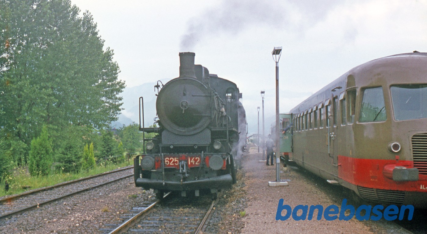 Den brune skinnebus krydser med damplokomotiv Den brune skinnebus krydser med damplokomotiv