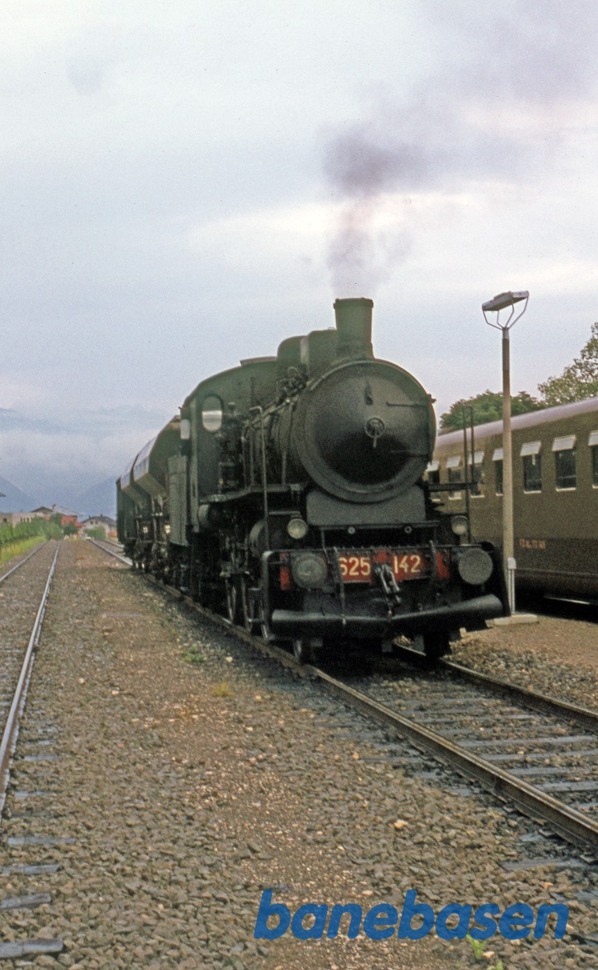 Den brune skinnebus krydser med damplokomotiv Den brune skinnebus krydser med damplokomotiv