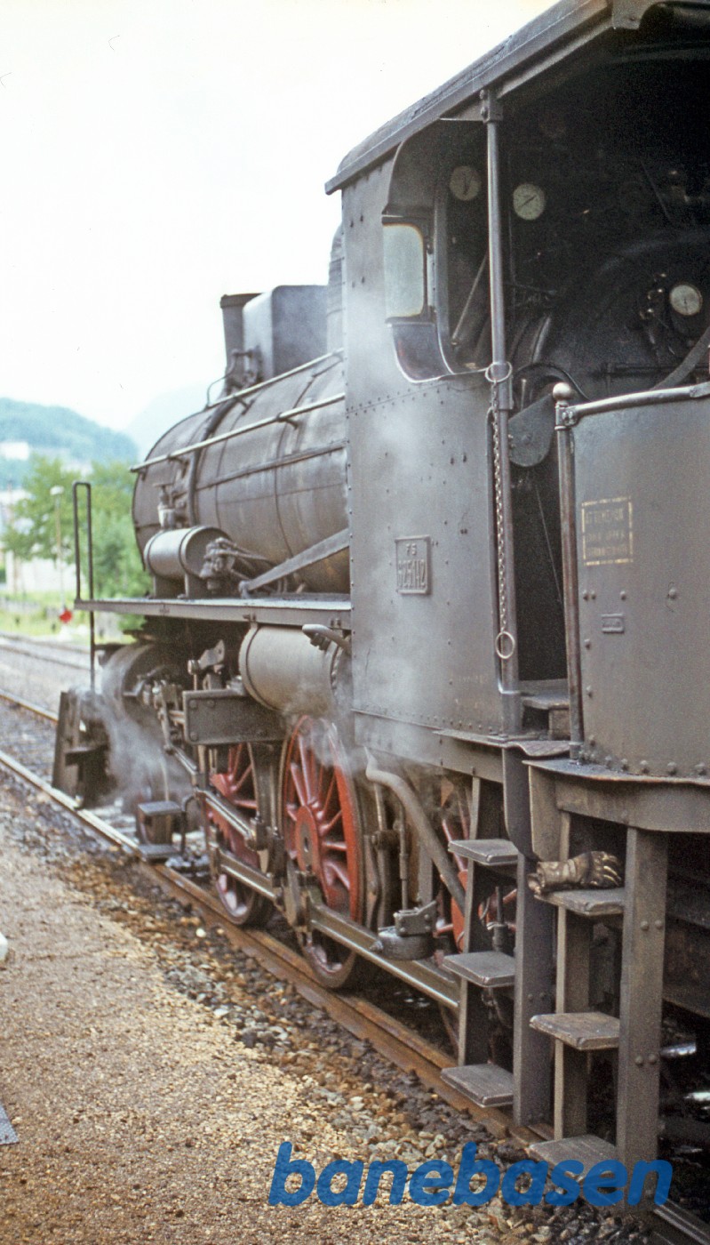 Den brune skinnebus krydser med damplokomotiv Den brune skinnebus krydser med damplokomotiv