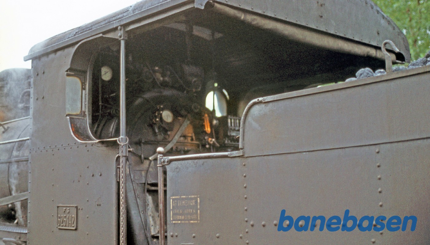 Den brune skinnebus krydser med damplokomotiv Den brune skinnebus krydser med damplokomotiv