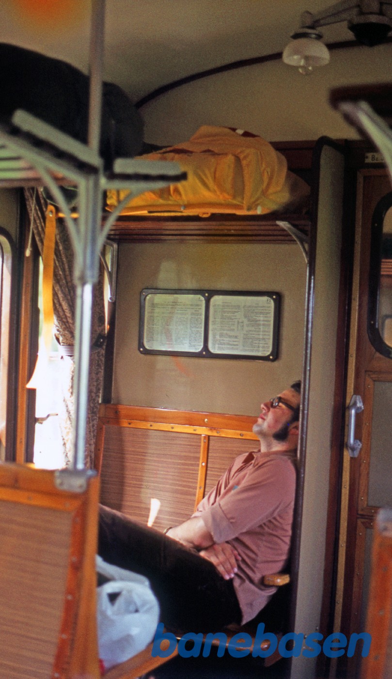 En træt passager i toget mellem Bologna og Padova En træt passager i toget mellem Bologna og Padova