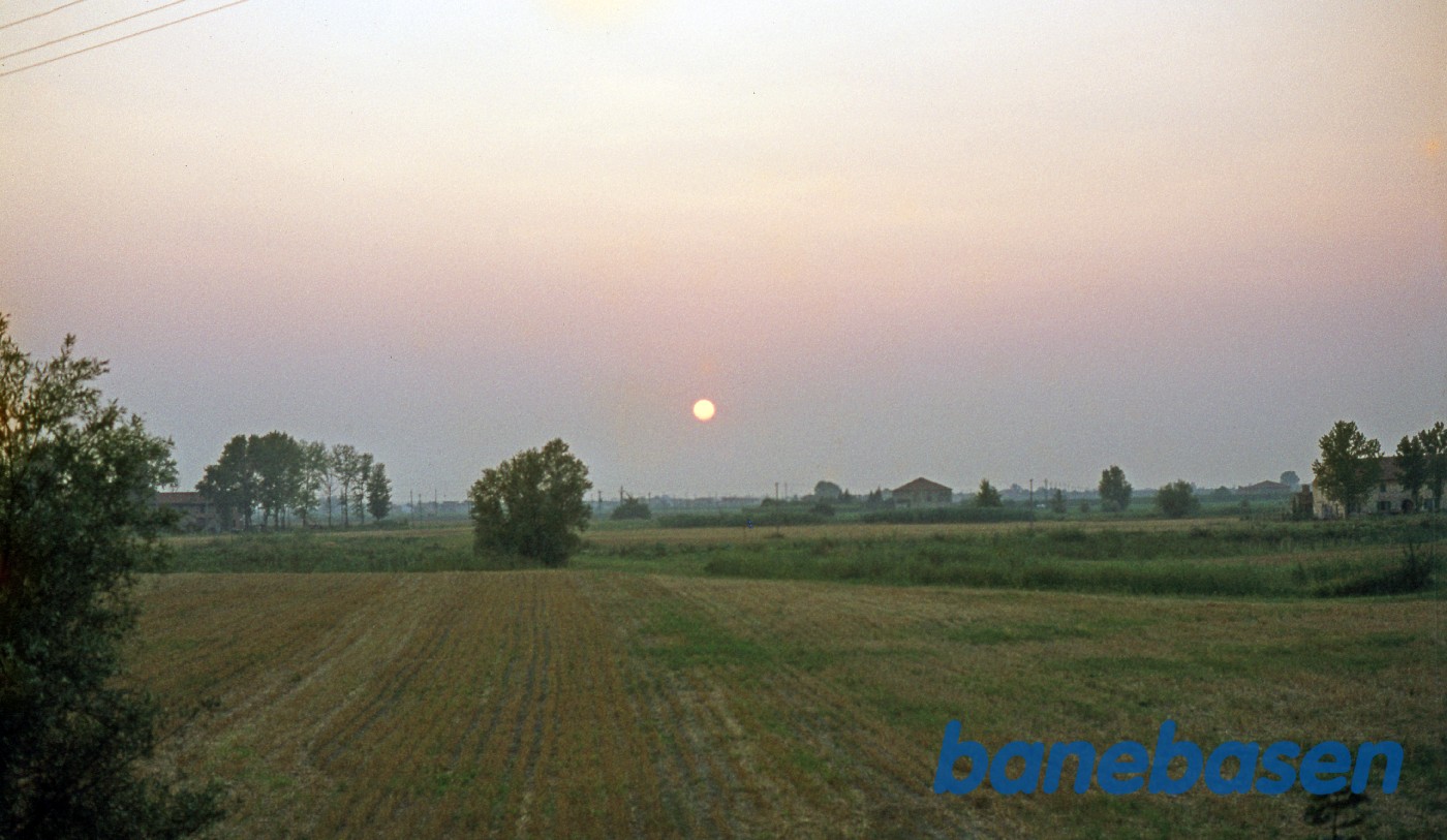 Solnedgang set fra toget mellem Bologna og Padova Solnedgang set fra toget mellem Bologna og Padova