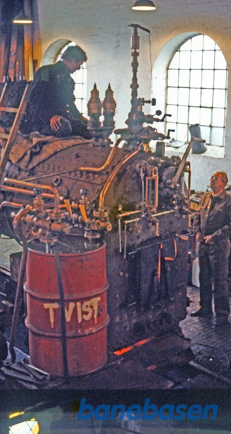 Klar til at stille sikkerhedsventilerne, den tilsynsførende ser på Klar til at stille sikkerhedsventilerne, den tilsynsførende ser på