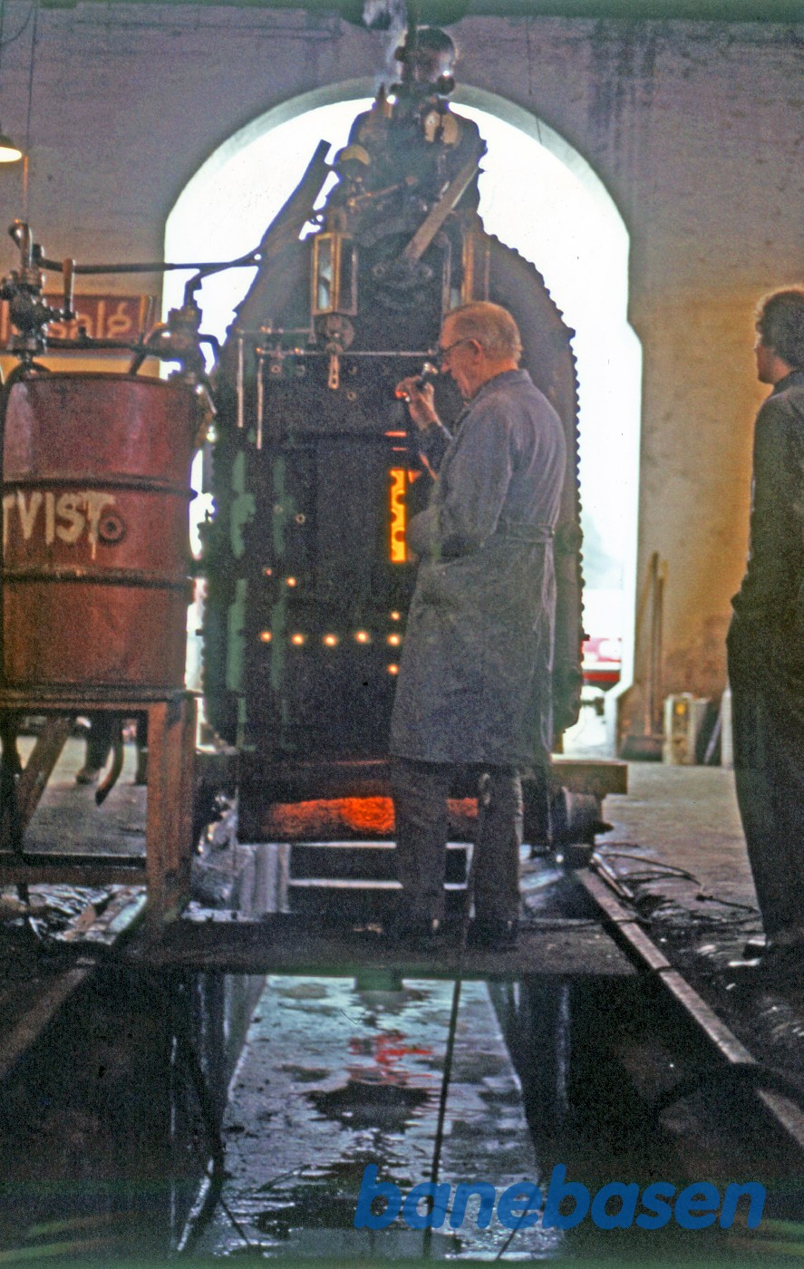 Klar til at stille sikkerhedsventilerne, den tilsynsførende ser på Klar til at stille sikkerhedsventilerne, den tilsynsførende ser på