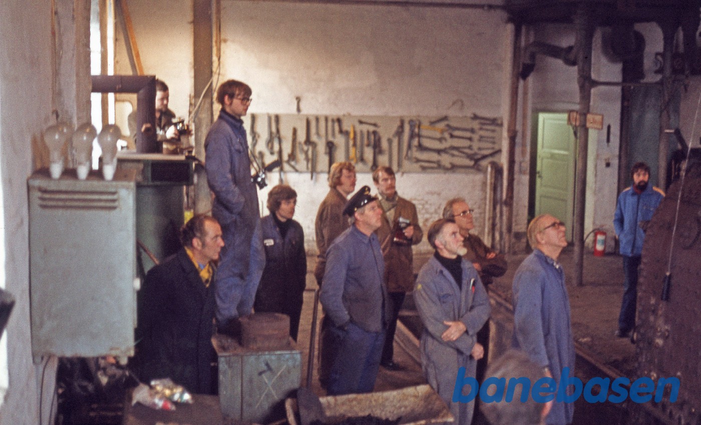 Alle de fremmødte klubmedlemmer kigger op på Jakob, der stiller sikkerhedsventilerne Alle de fremmødte klubmedlemmer kigger op på Jakob, der stiller sikkerhedsventilerne