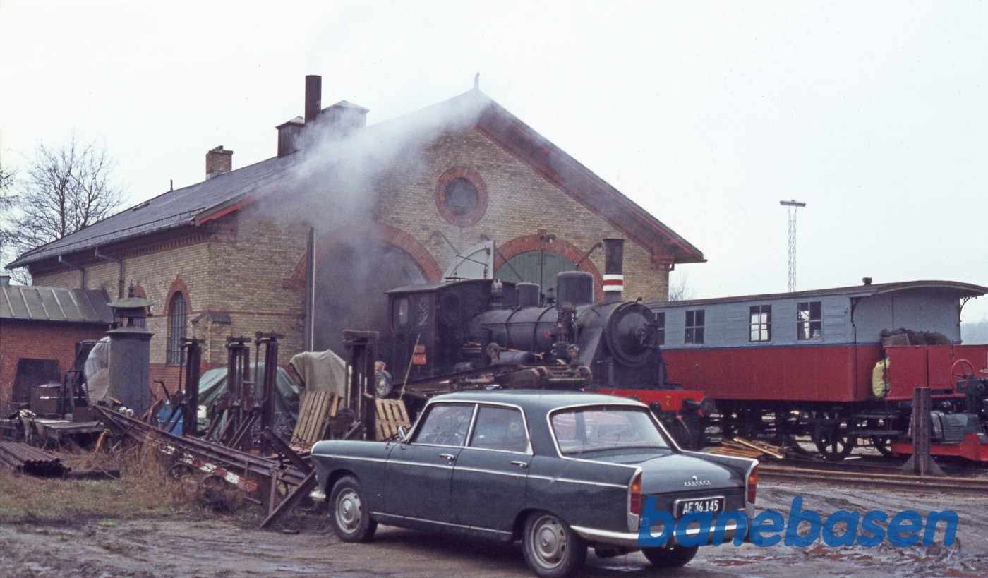 Nr. 7 holder udenfor remisen, mens nr. 14 får stillet sikkerhedsventiler Nr. 7 holder udenfor remisen, mens nr. 14 får stillet sikkerhedsventiler