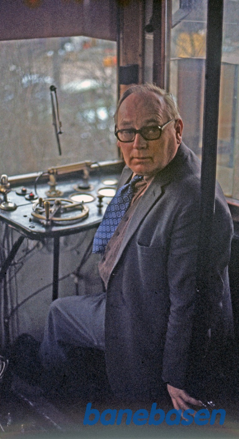 Lokomotivmester Bækager har for sjov sat sig på førersædet i M4 Lokomotivmester Bækager har for sjov sat sig på førersædet i M4