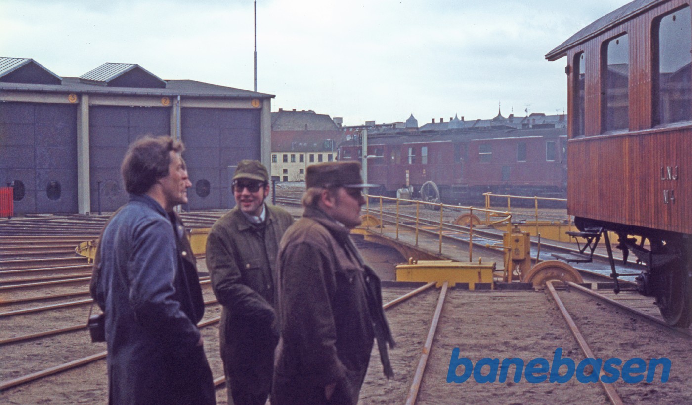 M4 på drejeskiven. Værkstedshåndværker Hansy ser til M4 på drejeskiven. Værkstedshåndværker Hansy ser til